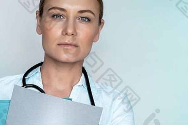 肖像女人医生持有医疗记录孤立的蓝色的背景工作实习生医院医疗保健行业全景