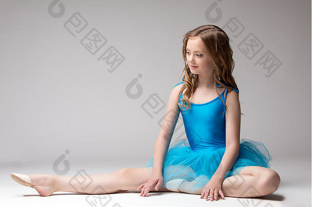 美丽的芭蕾舞女演员摆姿势伸展运动