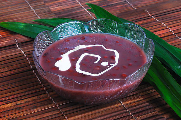 红色的豆汤传统的亚洲甜点