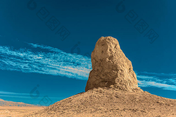 单大岩石形成前贫瘠的棕色（的）沙漠山前明亮的蓝色的天空白色云
