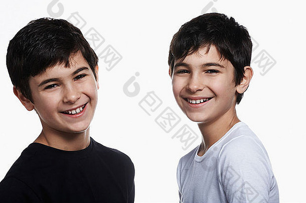 双胞胎男孩微笑肖像