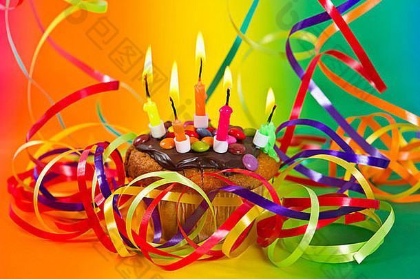 生日蛋糕燃烧蜡烛色彩斑斓的装饰