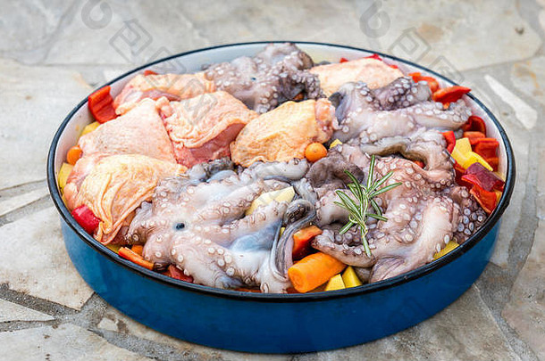 准备烹饪章鱼<strong>鸡</strong>传统的巴尔干半岛希腊<strong>地</strong>中海餐敏感金属<strong>锅</strong>被称为囊萨克小袋成员传统的