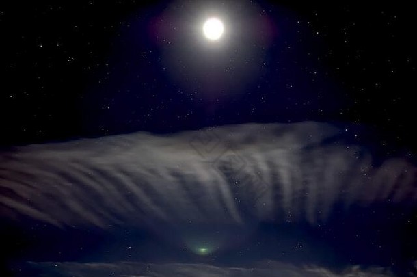 摘要创建采取长曝光月亮闪亮的高高度云形成晚上天空结果幽灵
