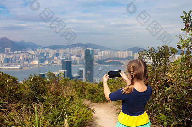 家庭孩子们徒步旅行在香港香港山美丽的景观山海城市摩天大楼在香港香港中国户外活动