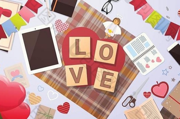 情人节一天礼物卡假期爱心形状装饰工作空间桌子上复制空间前角视图