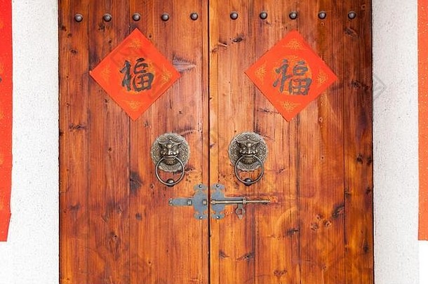笔迹中国人祝福传统的中国人木通过黄铜处理红色的<strong>背景</strong>写作红色的运气