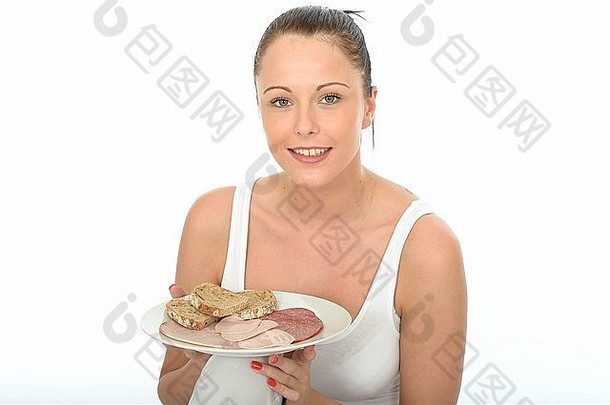 年轻的女人持有板斯堪的那维亚风格早餐选择冷肉切片面包孤立的白色背景