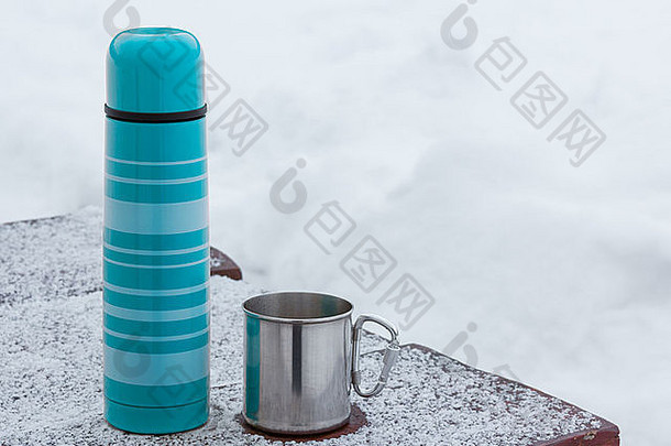 蓝色的热水瓶钢旅游杯子雪白色背景