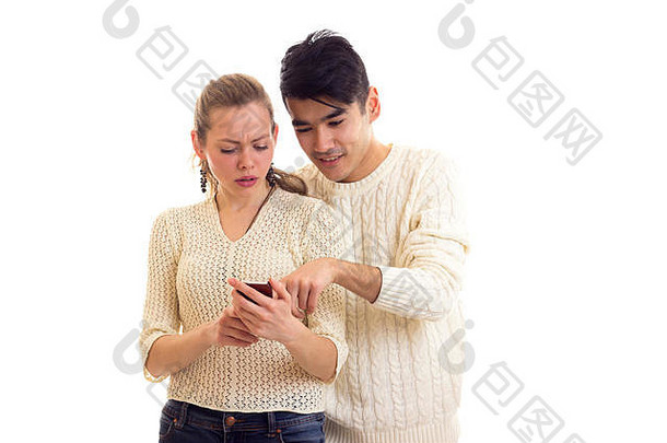 年轻的夫妇智能手机