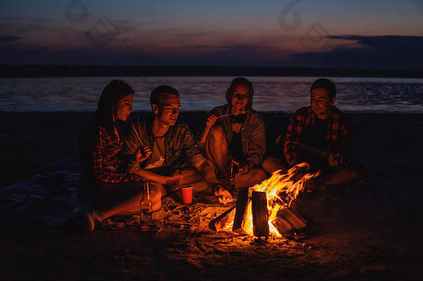年轻的朋友野餐篝火海滩