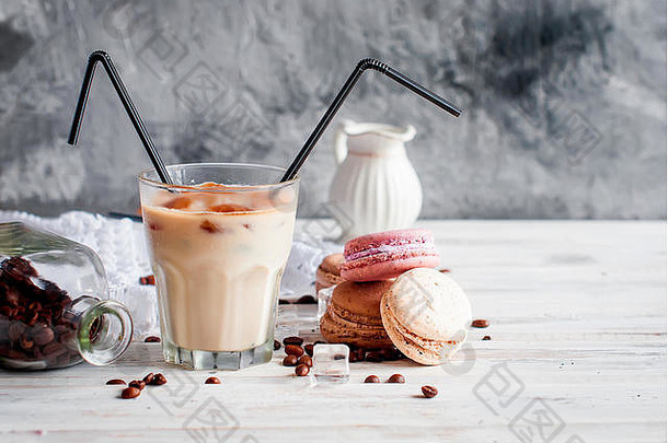 咖啡冰玻璃蛋白杏仁饼块巧克力咖啡豆子灰色的表格前视图复制空间