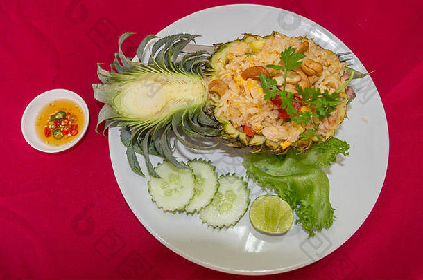 泰国菠萝炸大米服务鱼酱汁辣椒