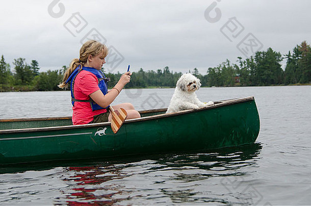 女孩电话划船湖zuchon小狗湖森林基瓦丁的安大略加拿大