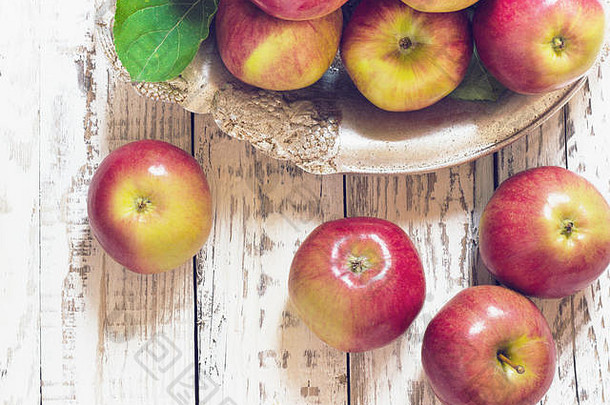 新鲜的收获苹果自然主题红色的葡萄篮子木背景自然水果概念爽肤水