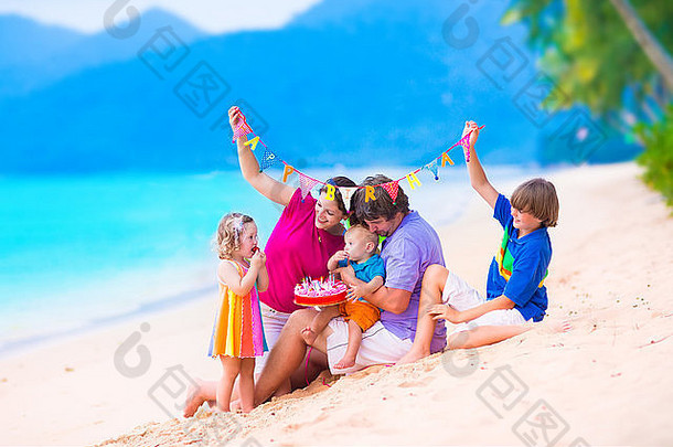 快乐年轻的家庭孩子们庆祝活动生日聚会，派对热带海滩父母婴儿少年男孩可爱的