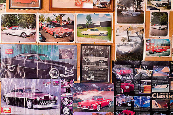 车库墙古董汽车照片