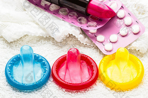 医疗保健医学避孕出生控制特写镜头口服避孕药片避孕套粉红色的口红花边徘徊