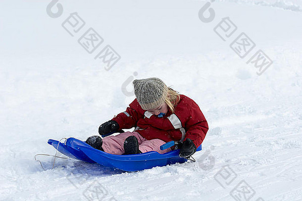 滑雪橇一年女孩山冬天季节雪