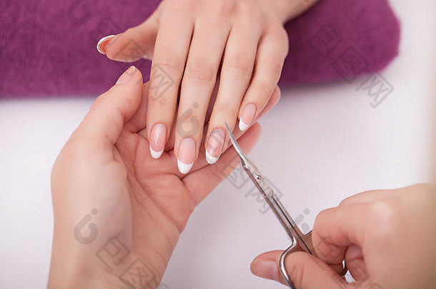 指甲护理特写镜头美丽的女人手显示完美的指甲画红色的指甲波兰的白色背景女手集