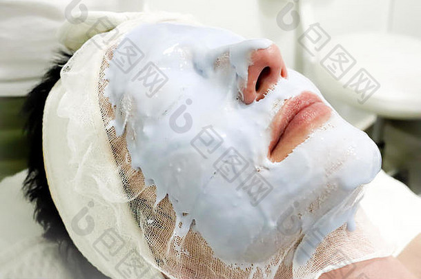 美容师工人应用化妆品鱼子酱皮面具面部皮肤护理女客户端美沙龙