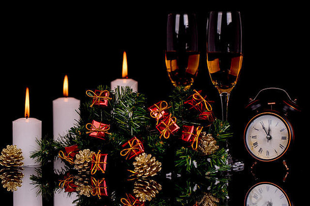 酒眼镜香槟蜡烛时钟圣诞节饰品黑色的背景反射复制空间快乐圣诞节快乐