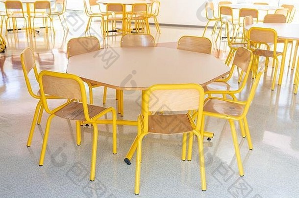 空<strong>学校食堂</strong>黄色的表格椅子