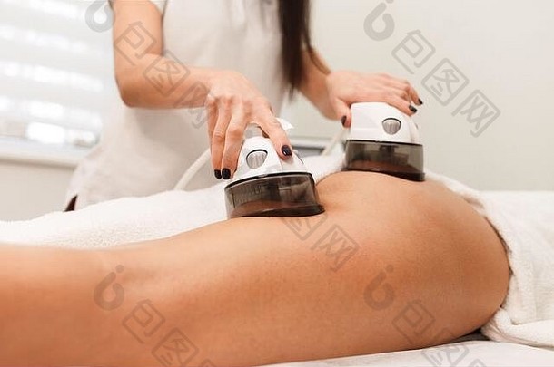 美容师使臀部真空按摩过程客户端医生endomassage设备