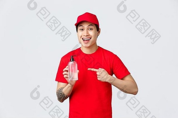 检疫安全非接触式交付购物概念快乐的微笑亚洲快递红色的帽t恤指出手洗手液促进