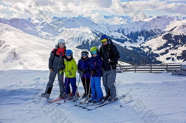 家庭滑雪冬天滑雪度假胜地阳光明媚的一天享受风景景观