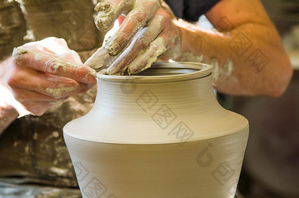 艺术家波特车间雕刻陶瓷花瓶手特写镜头小艺术工匠业务概念