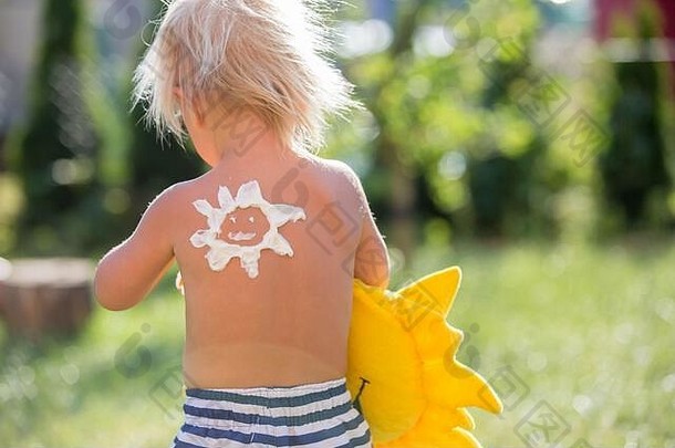 蹒跚学步的孩子晒黑乳液形状的太阳回来海滩玩具弗鲁菲太阳玩具走在户外回来相机