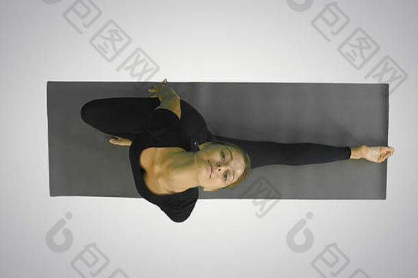 肖像年轻的女人伸展运动身体相机白色背景