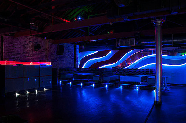 晚上俱乐部跳舞地板上座位室内设计