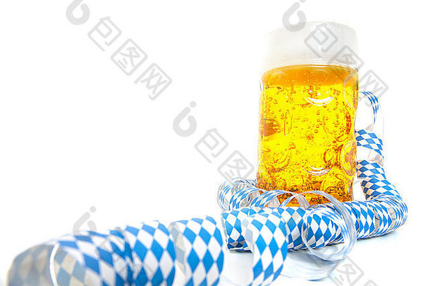 典型的巴伐利亚啤酒杯子白色背景