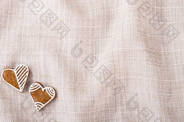 一对甜蜜的gingerbreads好运气米色织物背景波浪纺织twoo装饰心复制空间