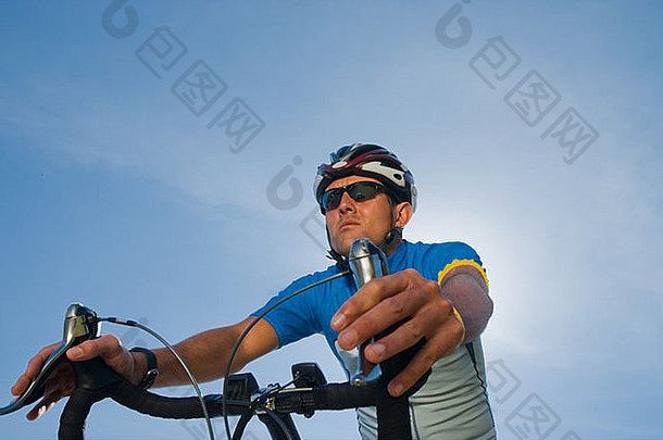 图片男人。骑赛车自行车
