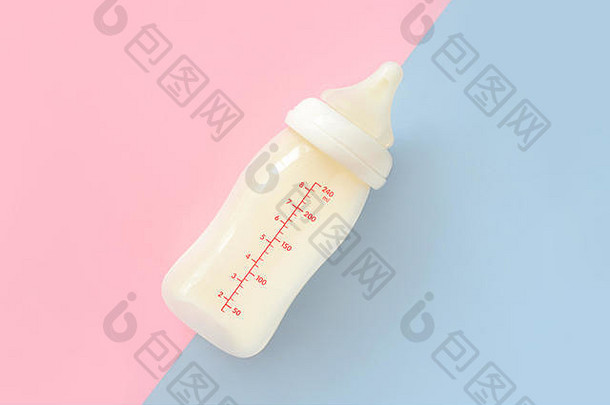 瓶牛奶新生儿婴儿粉红色的蓝色的柔和的颜色背景孕妇婴儿护理概念前视图