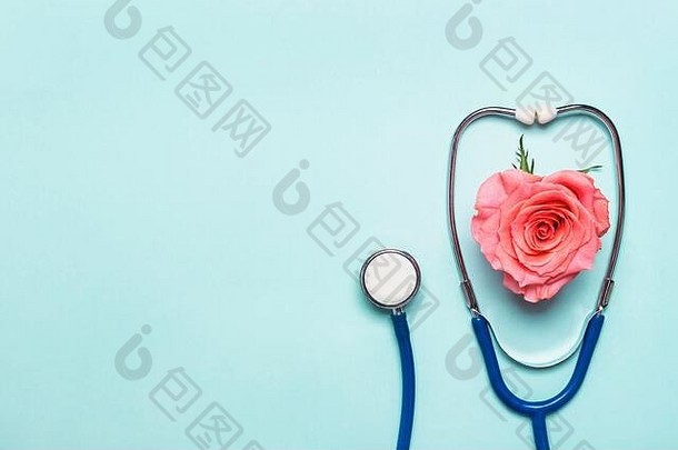 听诊器美丽的玫瑰心蓝色的背景医生护士一天概念