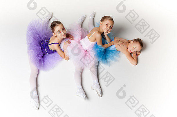 芭蕾舞女孩坐着图图摆姿势