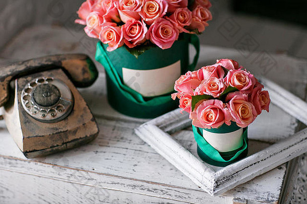 丰富的群粉红色的eustoma玫瑰花绿色叶手新鲜的春天花束夏天背景作文帽盒
