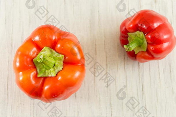 生红色的胡椒蔬菜表格
