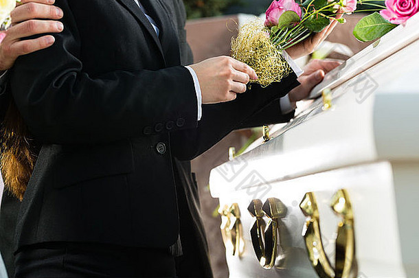哀悼男人。女人葬礼粉红色的玫瑰站棺材棺材