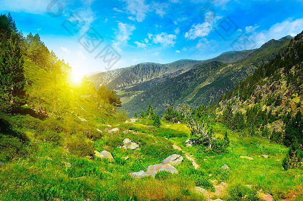 美丽的日出高山蓝色的天空安道尔庇里牛斯山