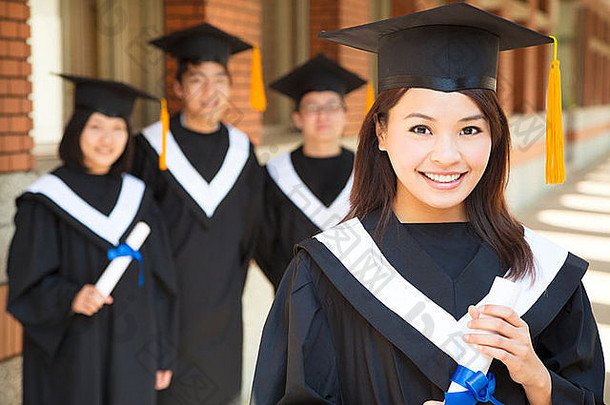 亚洲美丽的大学研究生持有文凭同学们