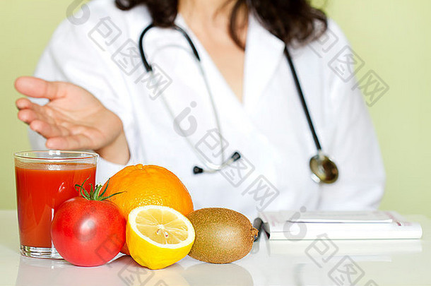 医生营养学家办公室健康的水果饮食概念