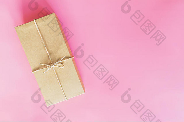 前视图棕色（的）礼物盒子一年粉红色的柔和的颜色空间
