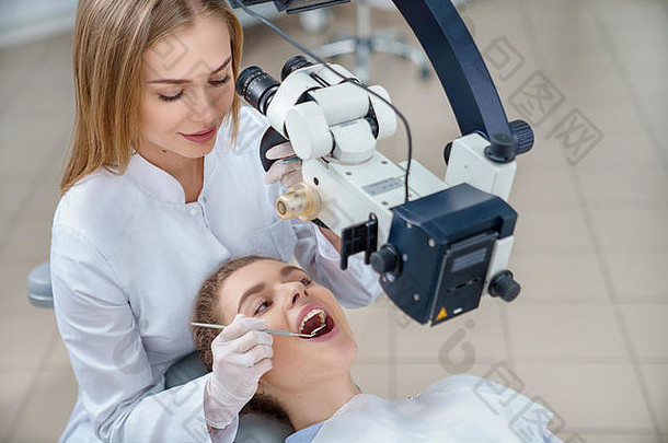 视图女人说谎牙医椅子开放口检查女牙医防止<strong>龋齿</strong>恢复仪器现代牙科显微镜
