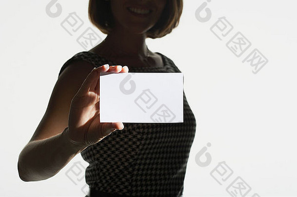 微笑的轮廓女人站持有大空白卡中期部分