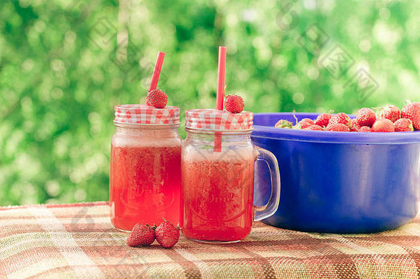 自制的草莓柠檬水眼镜夏天冷让人耳目一新喝喝自然草莓浆果碳酸喝